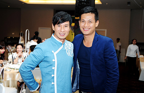 Con gái út Lý Hải tập chơi piano trong tiệc thôi nôi - 6