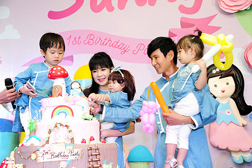 Con gái út Lý Hải tập chơi piano trong tiệc thôi nôi - 2