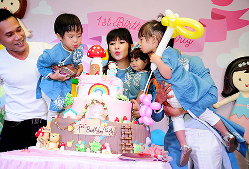 Con gái út Lý Hải tập chơi piano trong tiệc thôi nôi - 4