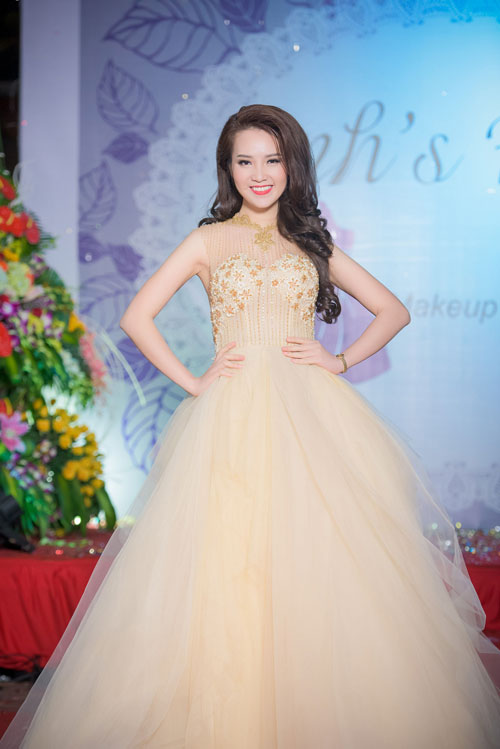 Á hậu Thụy Vân hạnh phúc khoe con trai tại sự kiện - 1