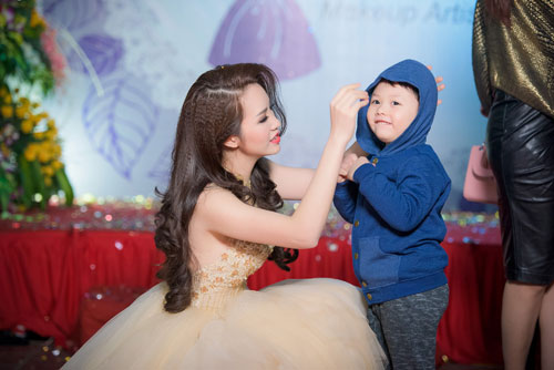 Á hậu Thụy Vân hạnh phúc khoe con trai tại sự kiện - 11