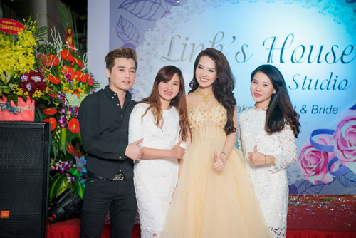 Á hậu Thụy Vân hạnh phúc khoe con trai tại sự kiện - 2