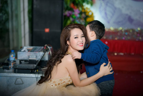 Á hậu Thụy Vân hạnh phúc khoe con trai tại sự kiện - 8