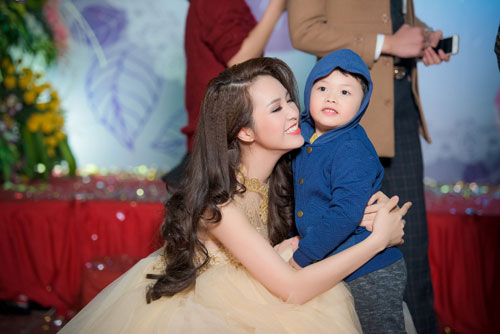 Á hậu Thụy Vân hạnh phúc khoe con trai tại sự kiện - 9