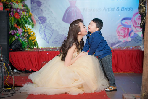 Á hậu Thụy Vân hạnh phúc khoe con trai tại sự kiện - 10