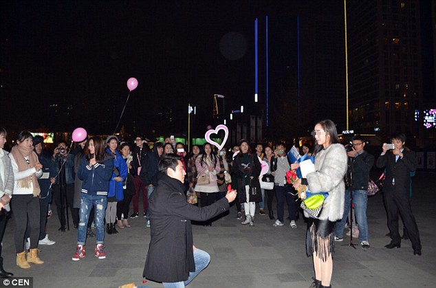 Cô gái từ chối lời cầu hôn của bạn trai vì chê nhẫn nhỏ - 3