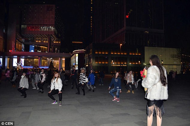 Cô gái từ chối lời cầu hôn của bạn trai vì chê nhẫn nhỏ - 1