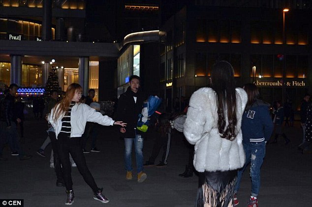 Cô gái từ chối lời cầu hôn của bạn trai vì chê nhẫn nhỏ - 2