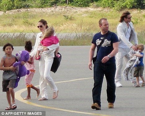 Vợ chồng Brangelina bí mật đến Hà Nội - 6