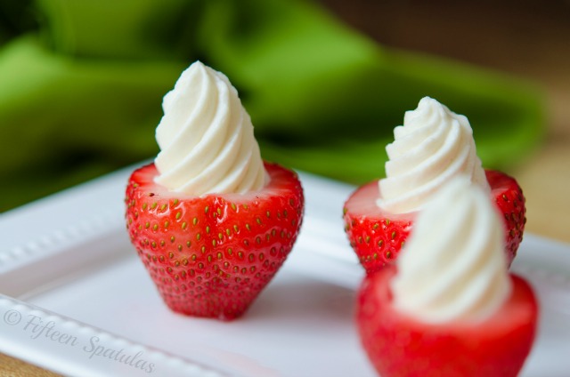 Tráng miệng tuyệt vời với dâu tây nhồi kem phô mai cho Noel - 4