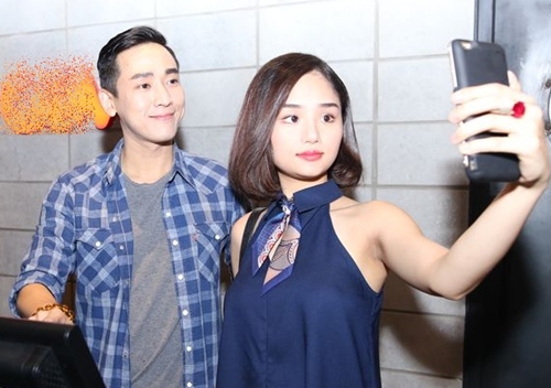 Hứa Vĩ Văn, Miu Lê giản dị đến rạp xem phim cùng fan - 4