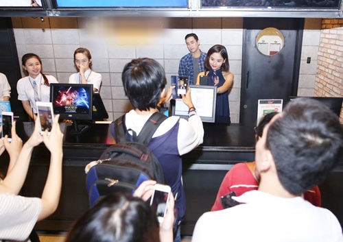 Hứa Vĩ Văn, Miu Lê giản dị đến rạp xem phim cùng fan - 2