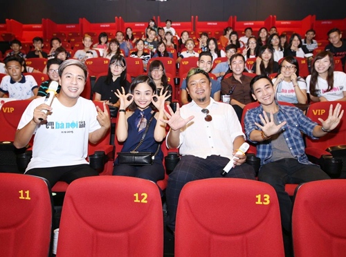 Hứa Vĩ Văn, Miu Lê giản dị đến rạp xem phim cùng fan - 5