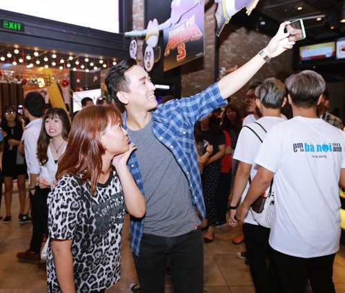 Hứa Vĩ Văn, Miu Lê giản dị đến rạp xem phim cùng fan - 10