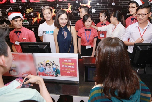 Hứa Vĩ Văn, Miu Lê giản dị đến rạp xem phim cùng fan - 3