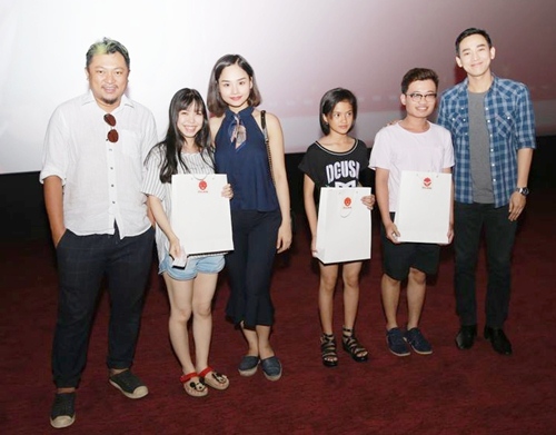 Hứa Vĩ Văn, Miu Lê giản dị đến rạp xem phim cùng fan - 8