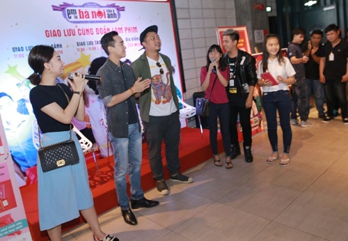 Hứa Vĩ Văn, Miu Lê giản dị đến rạp xem phim cùng fan - 12