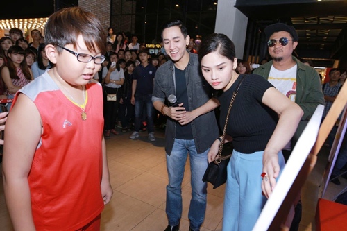 Hứa Vĩ Văn, Miu Lê giản dị đến rạp xem phim cùng fan - 13