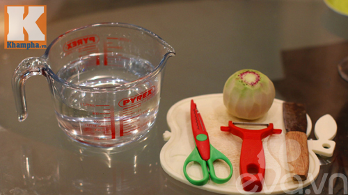 Tỉa hoa từ củ cải đỏ siêu đẹp trang trí bàn ăn - 1