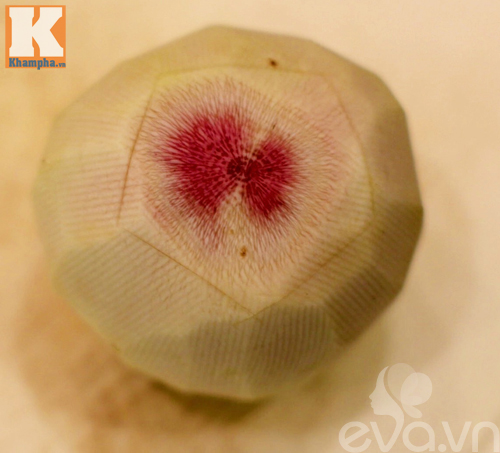 Tỉa hoa từ củ cải đỏ siêu đẹp trang trí bàn ăn - 2