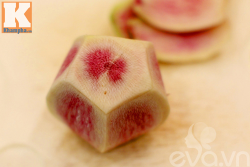 Tỉa hoa từ củ cải đỏ siêu đẹp trang trí bàn ăn - 3