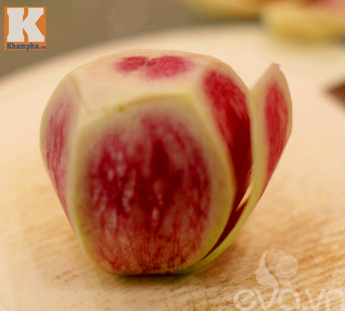 Tỉa hoa từ củ cải đỏ siêu đẹp trang trí bàn ăn - 4