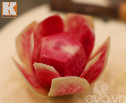 Tỉa hoa từ củ cải đỏ siêu đẹp trang trí bàn ăn - 5