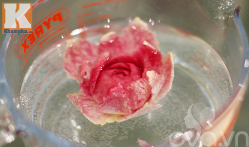 Tỉa hoa từ củ cải đỏ siêu đẹp trang trí bàn ăn - 9