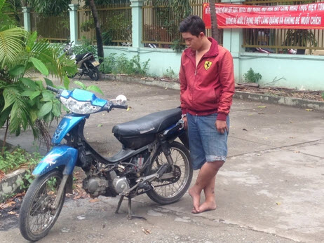 Cô gái 18 tuổi đuổi, lao xe vào tên cướp điện thoại - 1