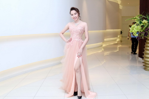 Quỳnh Thư căng tràn gợi cảm sau thời gian dài vắng bóng - 1