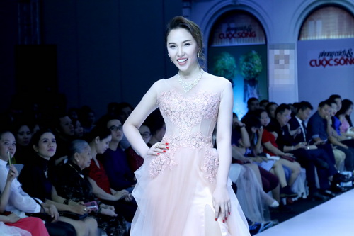 Quỳnh Thư căng tràn gợi cảm sau thời gian dài vắng bóng - 11