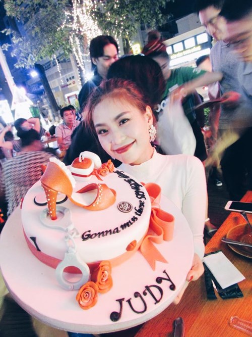 Á hậu Diễm Trang tổ chức tiệc chia tay đời độc thân - 1