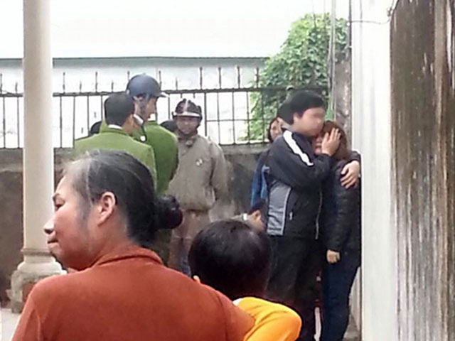 Vợ chồng ôm nhau nức nở vì mái ấm bị thiêu rụi - 2