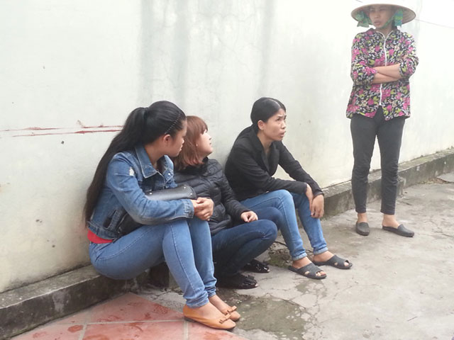 Vợ chồng ôm nhau nức nở vì mái ấm bị thiêu rụi - 3