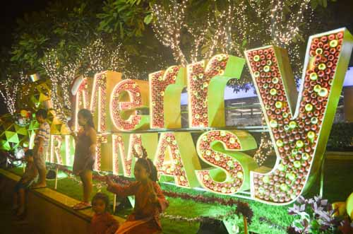 Hàng ngàn người đến phố đi bộ Nguyễn Huệ đón Noel - 1