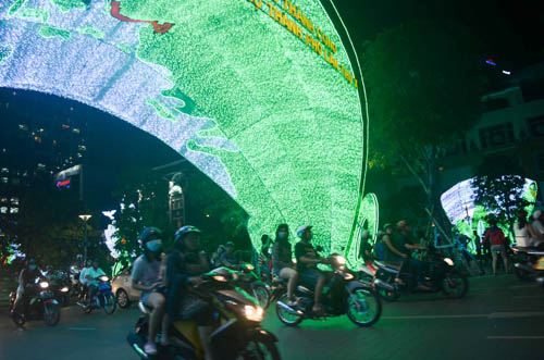 Hàng ngàn người đến phố đi bộ Nguyễn Huệ đón Noel - 4