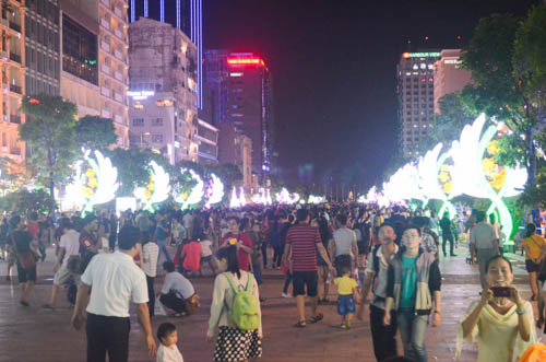 Hàng ngàn người đến phố đi bộ Nguyễn Huệ đón Noel - 6