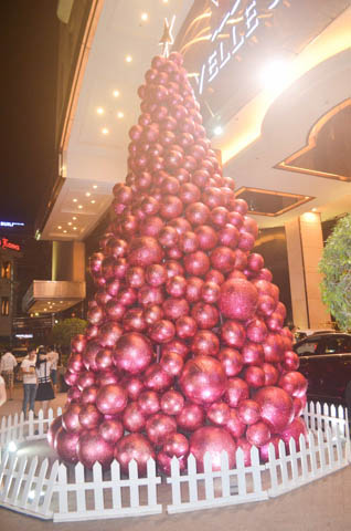 Hàng ngàn người đến phố đi bộ Nguyễn Huệ đón Noel - 3