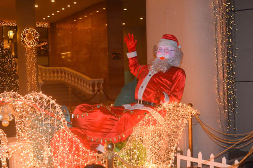 Hàng ngàn người đến phố đi bộ Nguyễn Huệ đón Noel - 7