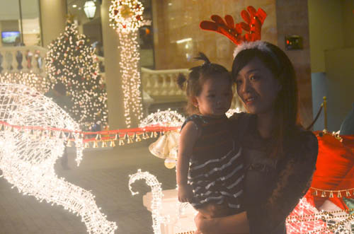 Hàng ngàn người đến phố đi bộ Nguyễn Huệ đón Noel - 9