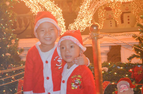 Hàng ngàn người đến phố đi bộ Nguyễn Huệ đón Noel - 12