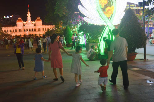 Hàng ngàn người đến phố đi bộ Nguyễn Huệ đón Noel - 14