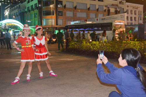 Hàng ngàn người đến phố đi bộ Nguyễn Huệ đón Noel - 15