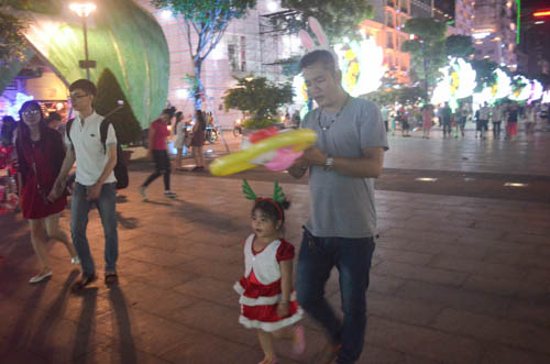 Hàng ngàn người đến phố đi bộ Nguyễn Huệ đón Noel - 16