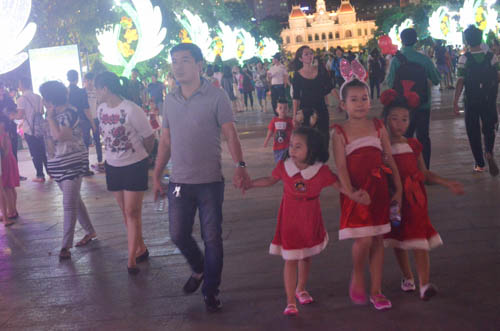 Hàng ngàn người đến phố đi bộ Nguyễn Huệ đón Noel - 17