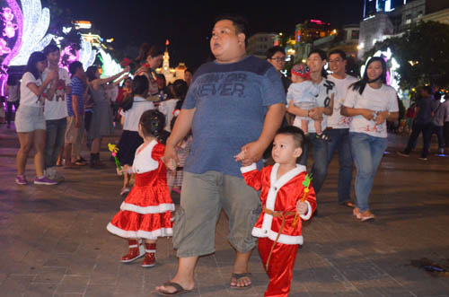 Hàng ngàn người đến phố đi bộ Nguyễn Huệ đón Noel - 18
