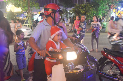 Hàng ngàn người đến phố đi bộ Nguyễn Huệ đón Noel - 19