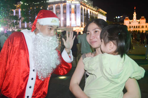 Hàng ngàn người đến phố đi bộ Nguyễn Huệ đón Noel - 20