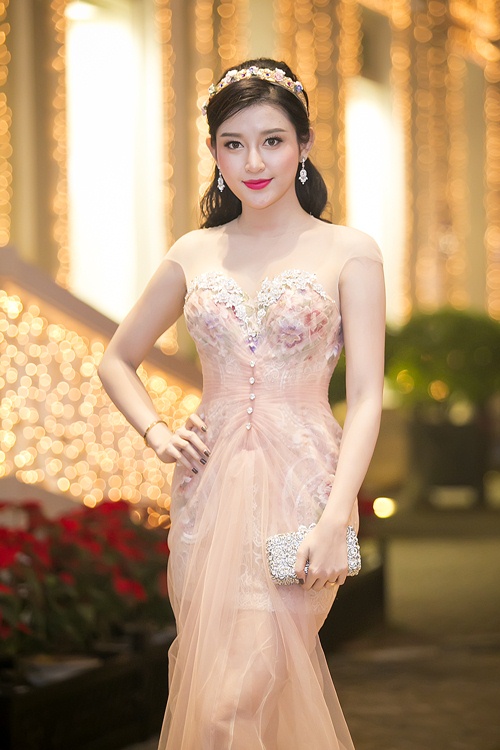 Á hậu Huyền My diện đầm xuyên thấu giữa trời đông - 1
