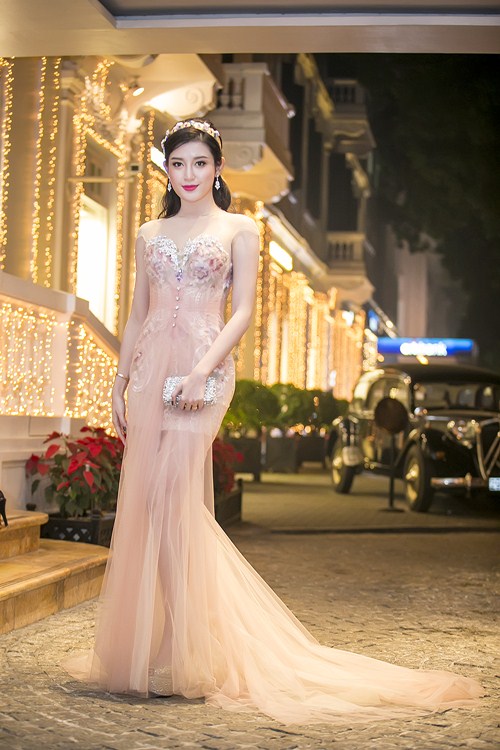 Á hậu Huyền My diện đầm xuyên thấu giữa trời đông - 2